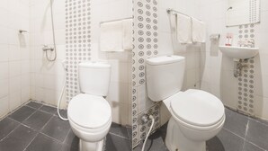 Deluxe Double Room | Bathroom | Shower, bidet - New Legend Hotel (Makassar)