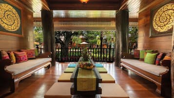 V.5 Sukhothai (2 Bedroom Villa) | Nappalirész | Síkképernyős tévé