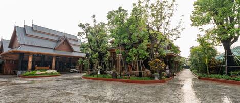 Un edificio tradicional con tejado de baldosas y patio empedrado de piedra.