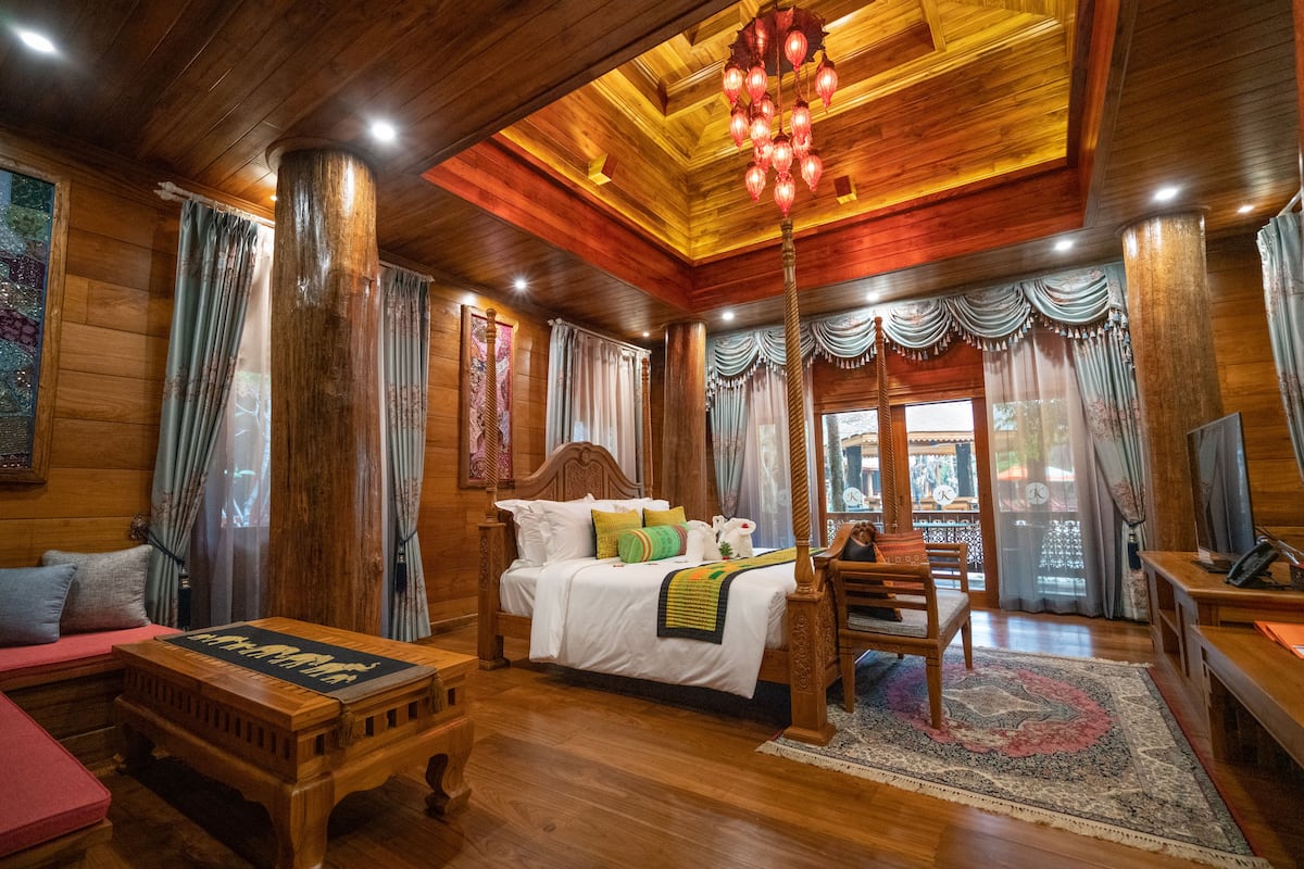 V.10 Lampang (Luxury 2 Bedroom Villa)  | Bar mini, peti besi dalam bilik, meja, langsir/tirai gelap terus 