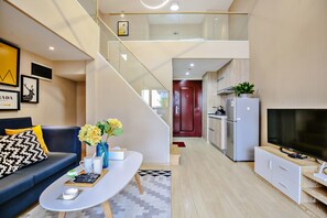 Maisonette, 2 Doppelbetten | Wohnzimmer | Fernseher