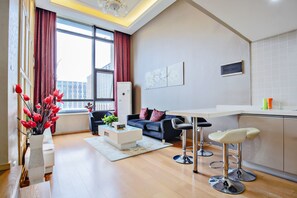 Premier-Maisonette | Schreibtisch, Verdunkelungsvorhänge, kostenloses WLAN