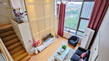 Premier-Maisonette | Schreibtisch, Verdunkelungsvorhänge, kostenloses WLAN