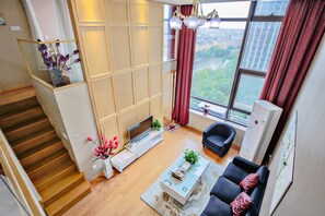 Premier-Maisonette | Schreibtisch, Verdunkelungsvorhänge, kostenloses WLAN