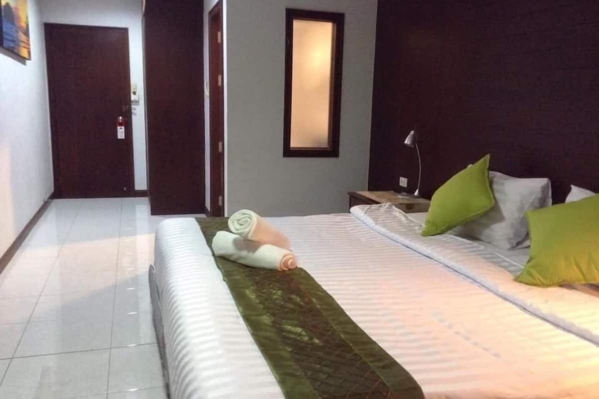 Habitación estándar con 1 cama matrimonial o 2 individuales | Caja de seguridad en la habitación y escritorio