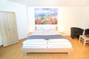 Classic Apartment, 2 Bedrooms, Terrace, Garden View | Individually decorated, individually furnished, desk, blackout drapes - Apartment Straßbourg - Europapark (Offenburg)