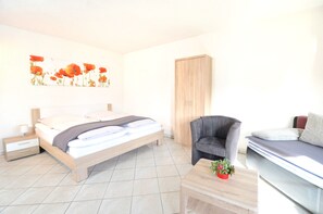 Panoramic Apartment, 3 Bedrooms, Balcony, Garden View | Individually decorated, individually furnished, desk, blackout drapes - Apartment Straßbourg - Europapark (Offenburg)