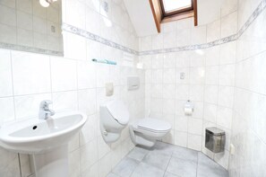 Panoramic Apartment, 3 Bedrooms, Balcony, Garden View | Bathroom | Shower, hair dryer, towels, soap - Apartment Straßbourg - Europapark (Offenburg)