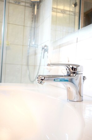 Panoramic Apartment, 3 Bedrooms, Balcony, Garden View | Bathroom | Shower, hair dryer, towels, soap - Apartment Straßbourg - Europapark (Offenburg)