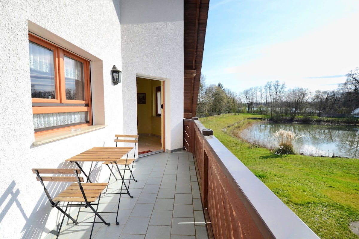 Panorama-lejlighed - 3 soveværelser - balkon - udsigt til have | Individuelt design, individuel indretning, skrivebord