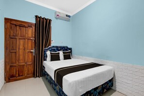 Habitación estándar doble | Escritorio y ropa de cama
