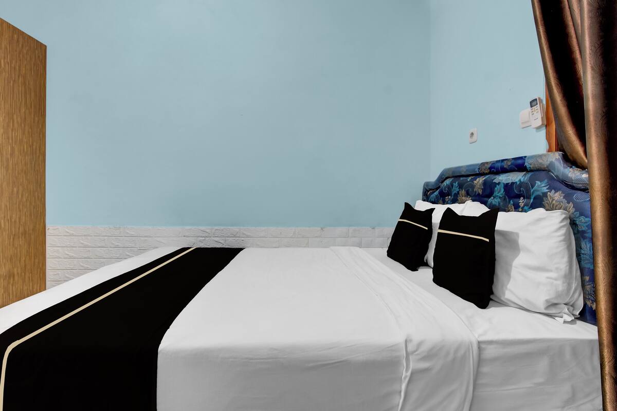Habitación estándar doble | Escritorio y ropa de cama