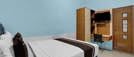 Standard Double Room | Desk, bed sheets