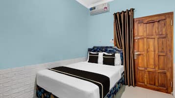 Standard Double Room | Meja, cadar katil
