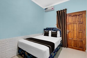 Habitación estándar doble | Escritorio y ropa de cama