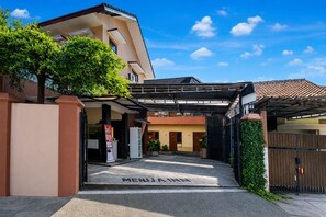 Front of property - Hotel O near UGM formerly Bayang Brothers Guest House (Depok)