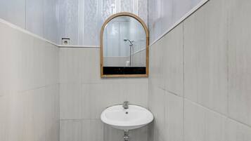 Standard Double Room | Bathroom