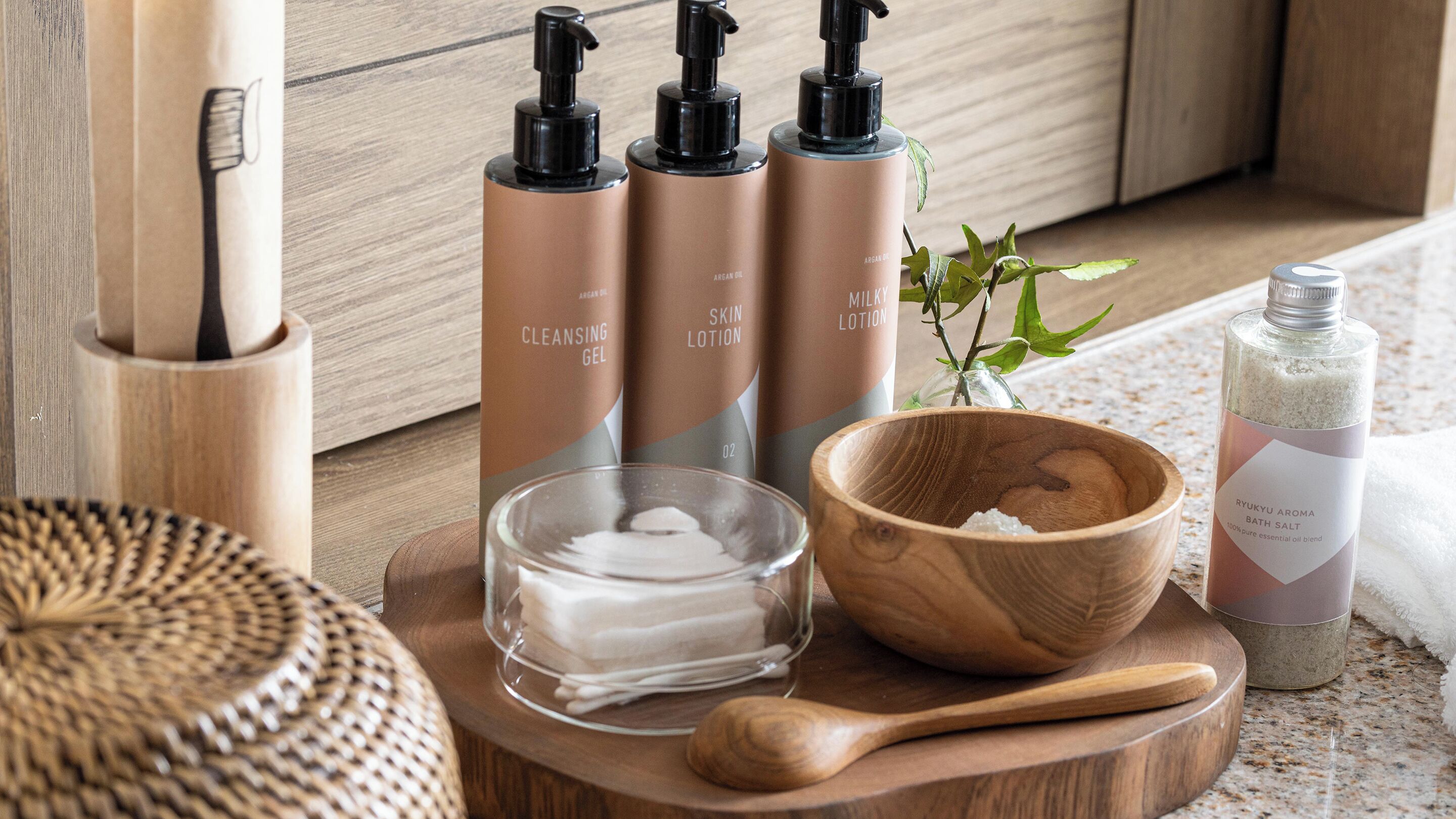 separate bathtub and shower, deep-soaking bathtub, free toiletries