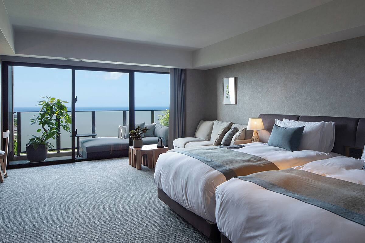 HILLTOP SUITE,Non Smoking | In-room safe, desk, laptop workspace, blackout drapes