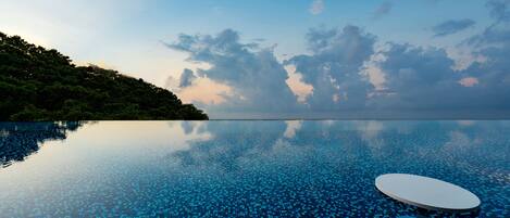 Alberca al aire libre y camastros