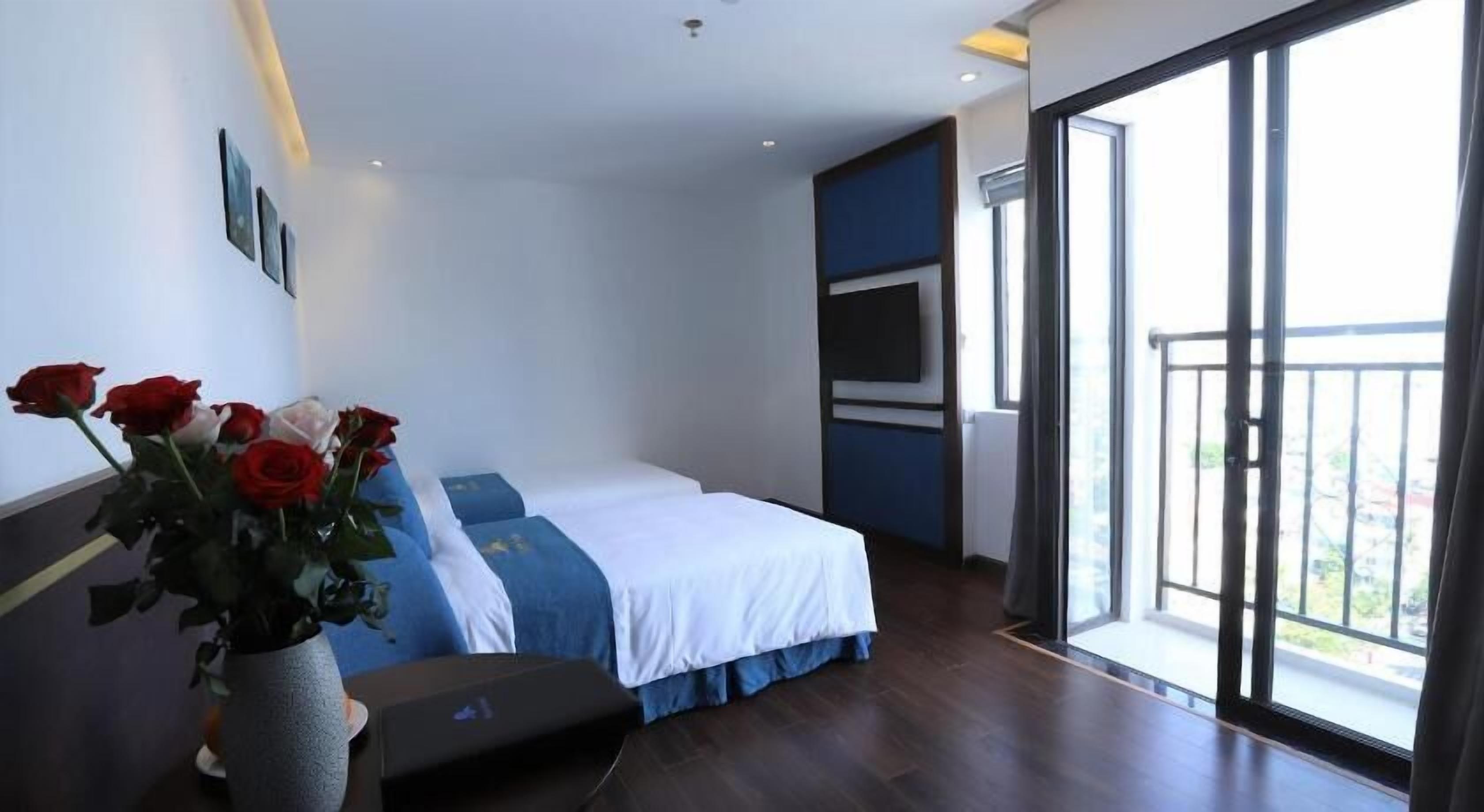 Minibar, coffres-forts dans les chambres, bureau, rideaux occultants