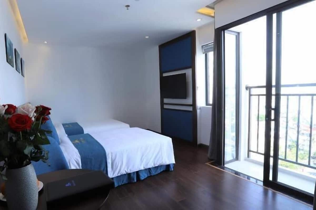 Minibar, coffres-forts dans les chambres, bureau, rideaux occultants