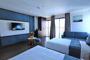 Habitación triple ejecutiva, vista a la ciudad | Minibar, caja de seguridad en la habitación y escritorio 