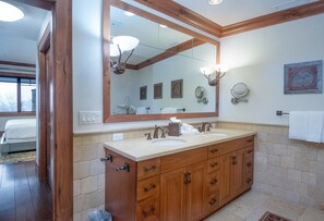 Condo, 4 Bedrooms | Bathroom | Towels, soap, shampoo