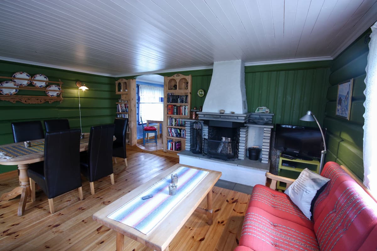 Traditional-Haus, Mehrere Betten, Bergblick | Wohnbereich | 40-Zoll-Smart-TV mit Digitalempfang