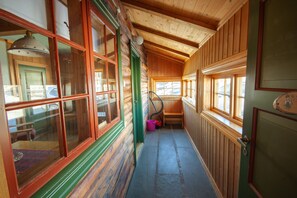 Traditionel lejlighed - 2 enkeltsenge | Skrivebord, arbejdsområde til bærbare computere, gratis Wi-Fi, sengetøj