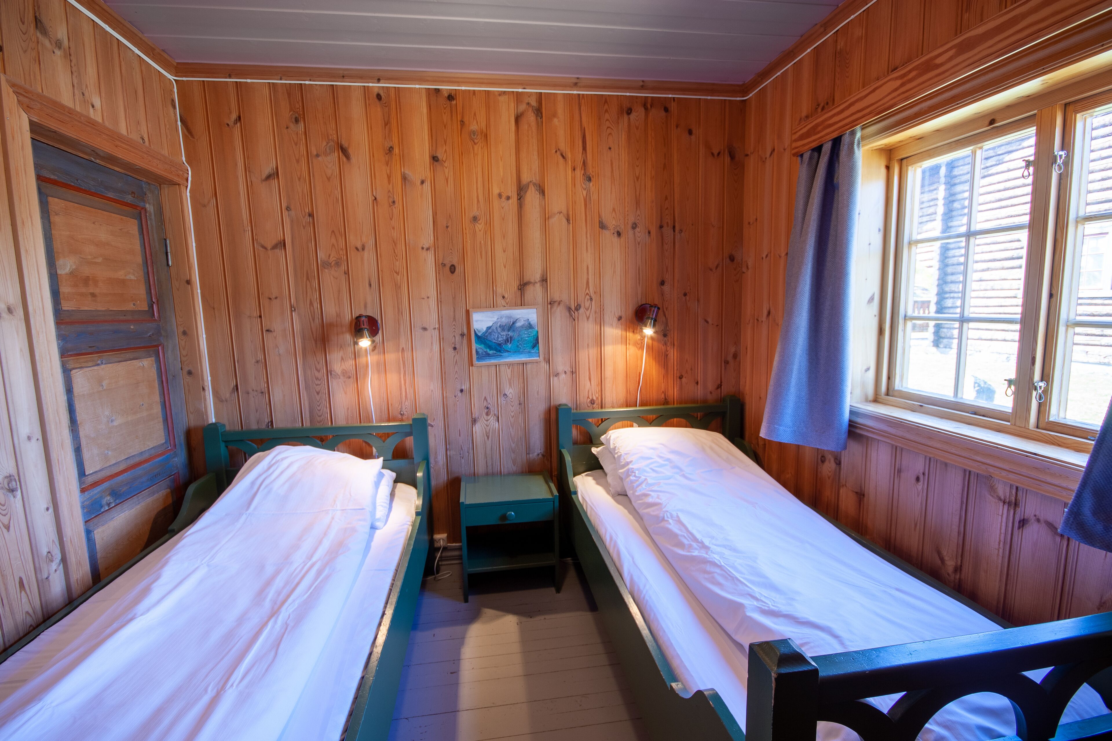 traditional apartment, 2 single beds | desk, laptop workspace, free wifi, bed sheets