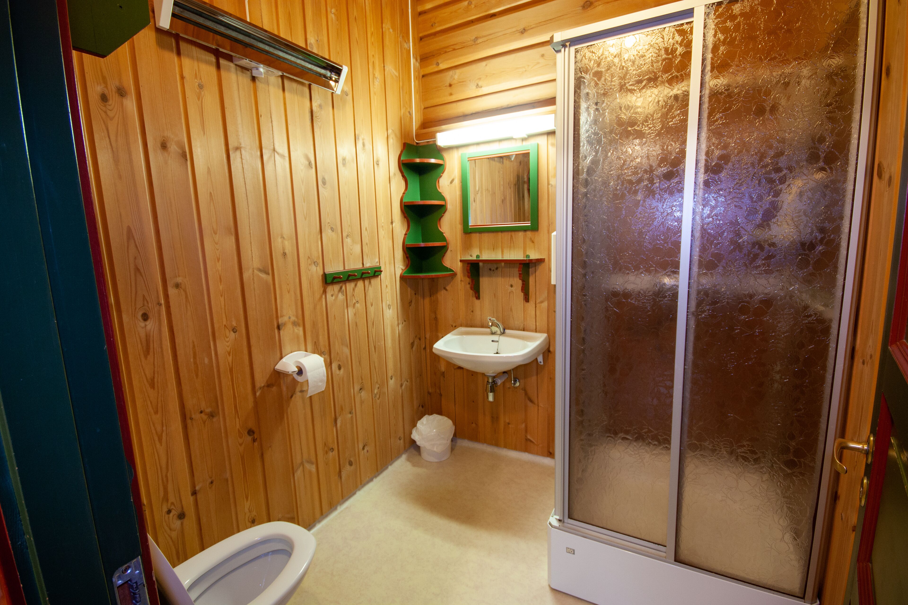 Brustugu-Nord | Bathroom | Shower, towels, soap, shampoo