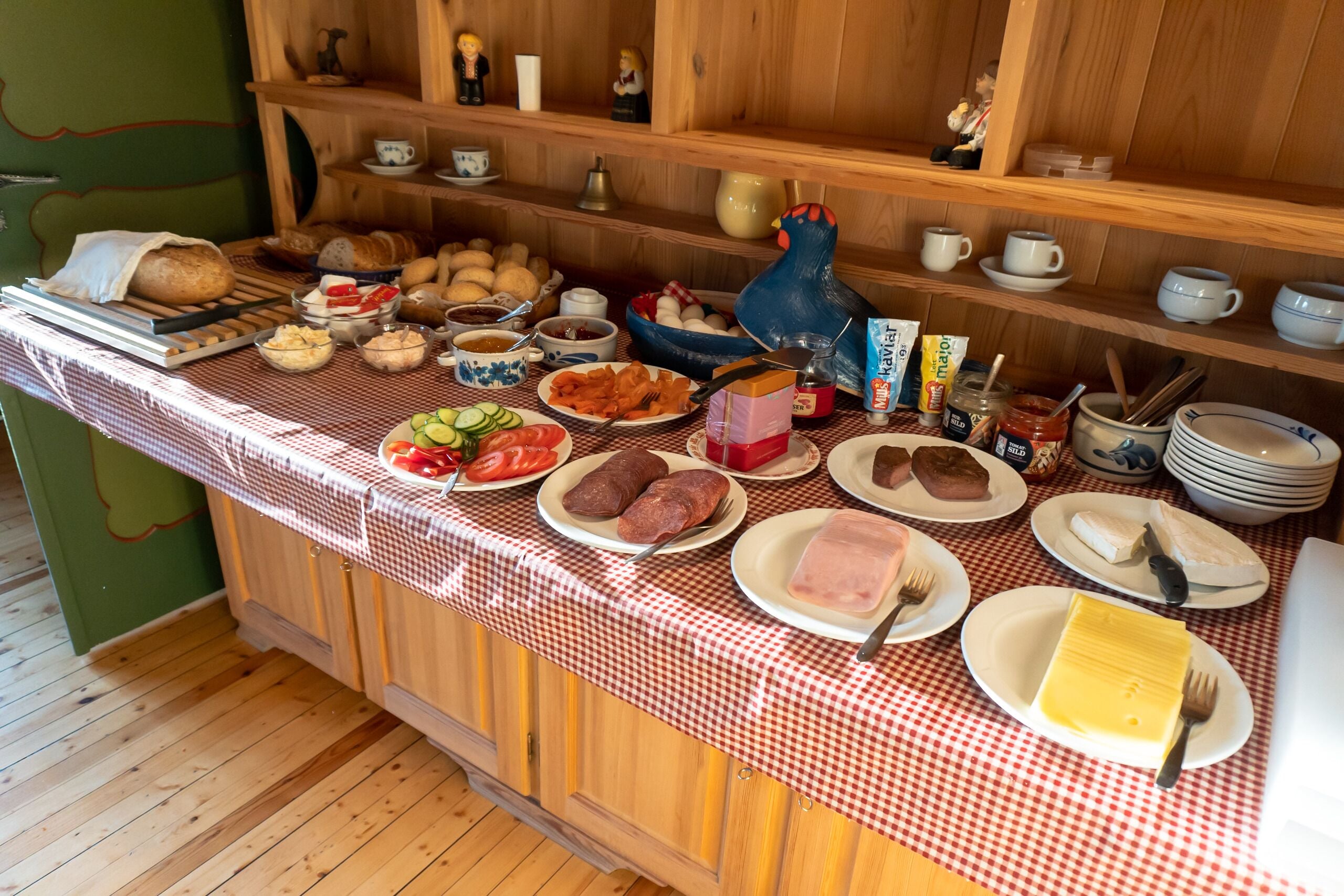 Una mesa de buffet con distintos alimentos y utensilios.