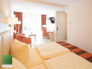 Bàn, truy cập Internet không dây miễn phí, bộ trải giường