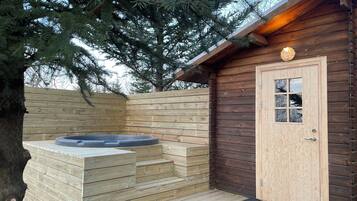Arngrimslundur Log Cabin | Bañera de hidromasaje privada