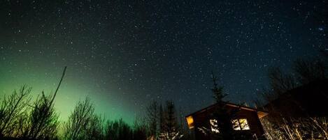 Casa, banyera d'hidromassatge | Façana frontal de l'allotjament (vespre/nit)