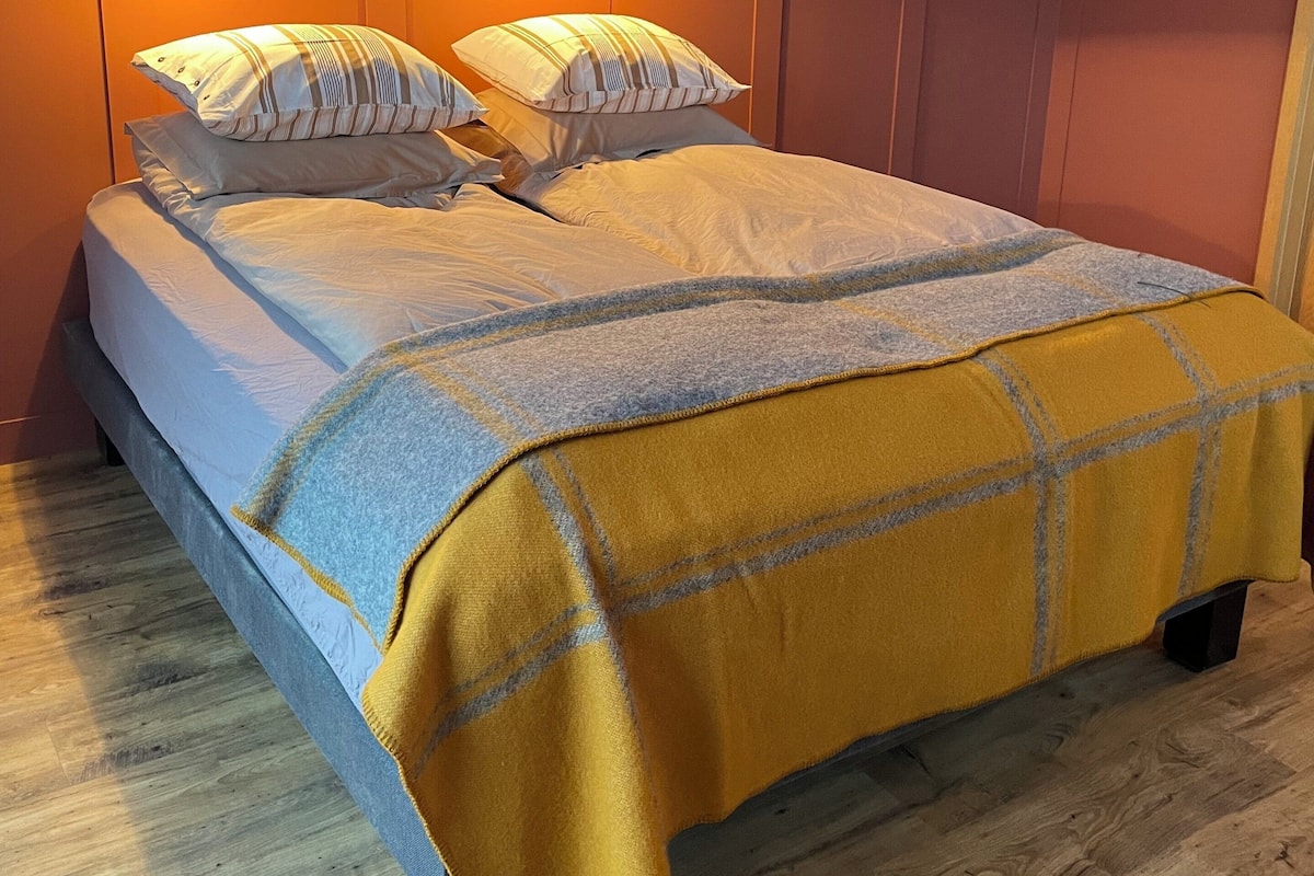 1 Schlafzimmer, hochwertige Bettwaren, Verdunkelungsvorhänge