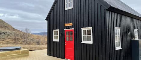 Jóhannshús - Traditional Icelandic house | Framhlið gististaðar