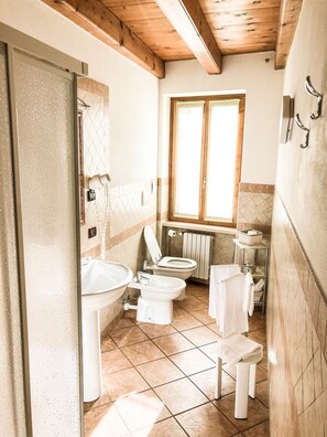 Kamar Basic, pemandangan sungai | Kamar mandi | Shower, perlengkapan mandi gratis, pengering rambut, dan kloset