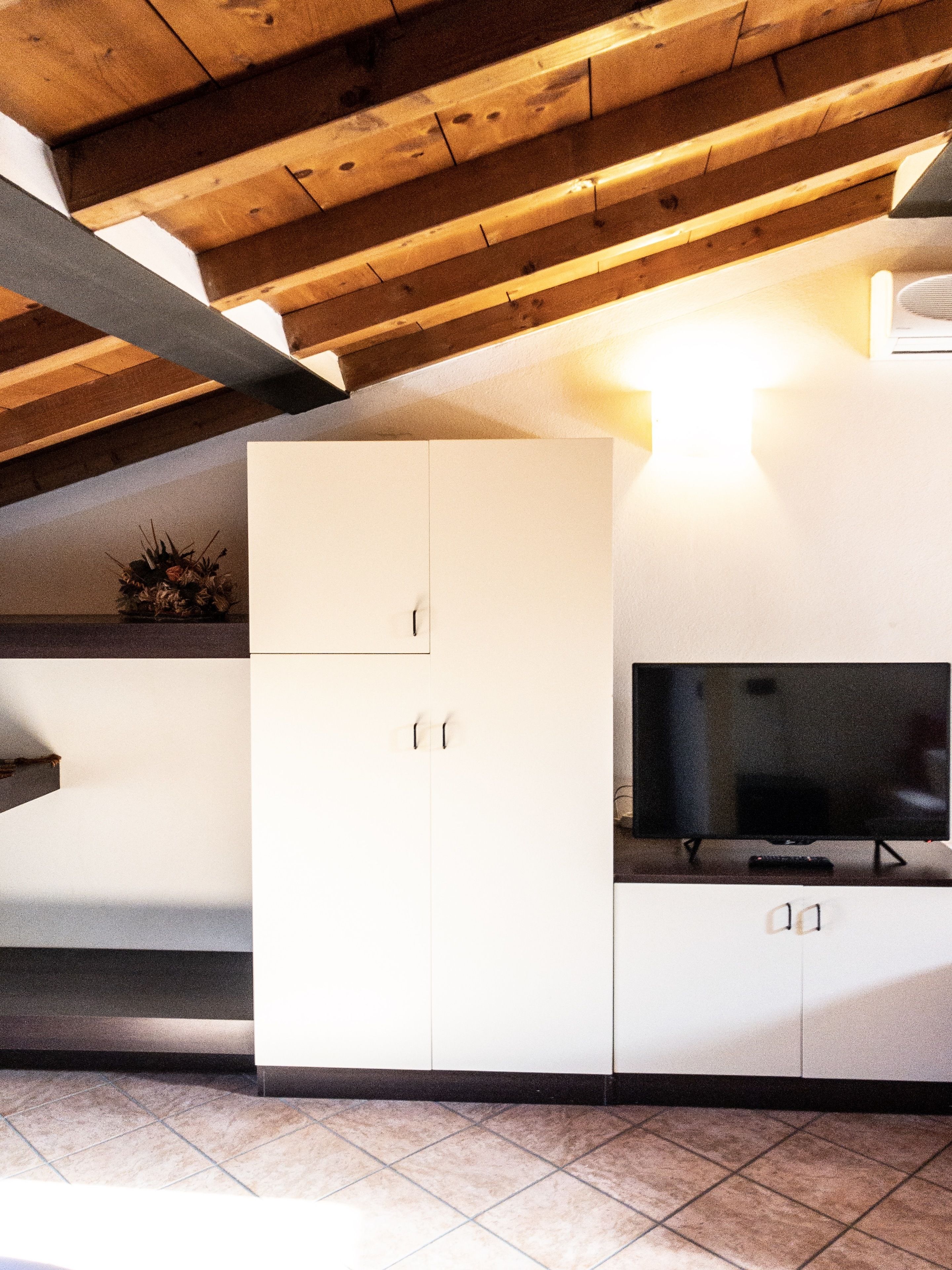 Quarto luxo, vista para o rio | Área de estar | TV de tela plana