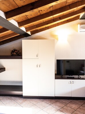 Habitación Deluxe, vistas al río | Zona de estar | Una televisión de pantalla plana