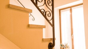 A staircase with a wrought iron railing and wooden beams. - Le Finestre su Borghetto (Valeggio sul Mincio)