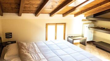 Habitación Deluxe, vista al río | Caja de seguridad en la habitación, wifi gratis y ropa de cama