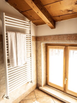 Habitación Deluxe, vista al río | Baño | Regadera, amenidades de baño gratuitas, secadora de cabello, bidet 