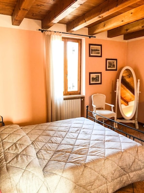 Cofres nos quartos, Wi-Fi de cortesia, roupa de cama