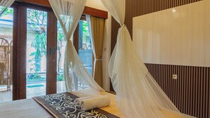 Une chambre avec un lit, une grande fenêtre avec des rideaux et une vue sur l’extérieur.