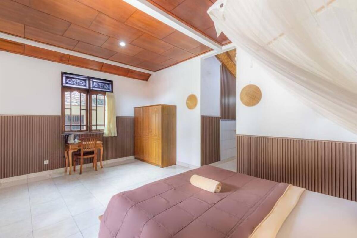 WiFi (free), bed sheets