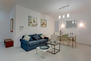 Appartement, 2 slaapkamers, balkon | Woonruimte | Een lcd-televisie