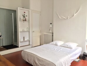 Dubbelrum (Belle chambre spacieuse) | Individuell inredning, unika möbler, skrivbord och arbetsyta för laptop