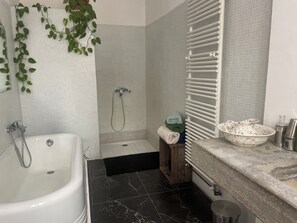 Tweepersoonskamer (Grande chambre design) | Badkamer | Gratis toiletartikelen, een haardroger, handdoeken